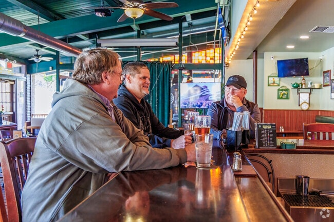 Jack’s Brewing Company offers Glenmoor residents a welcoming spot for drinks and socializing.