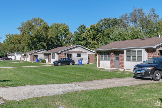 A row of ranch homes shows well cared for community spirit in Grant Park.
