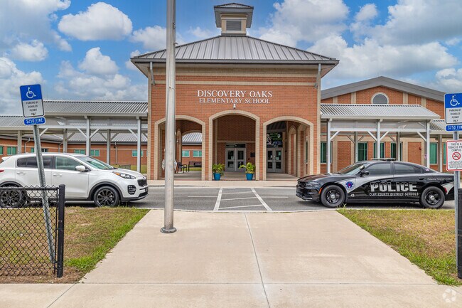 Discovery Oaks Elementary School maintains a 17:1 student to teacher ratio.