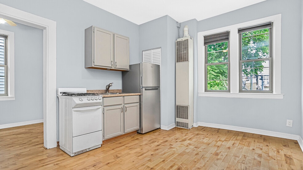 Kitchen (Photo 1)
