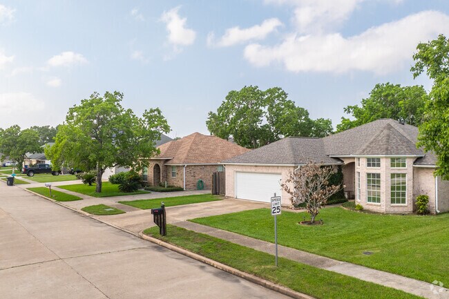 Brick homes, though not as common, are also available in Kemah.