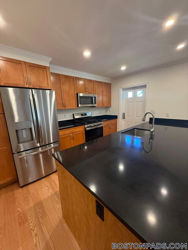 104 Ellery Ct unit 104, Chestnut Hill, MA 02467 - photo 2