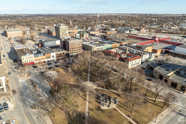 Downtown Mason City has historic buildings, Central Park, and ample shopping and dining choices.