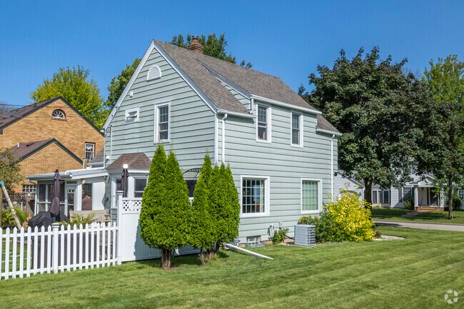 Some of the houses in Erb Park have ample green space.