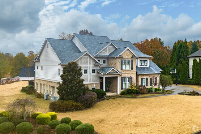 You'll find newly constructed modern mansions in Cartersville.