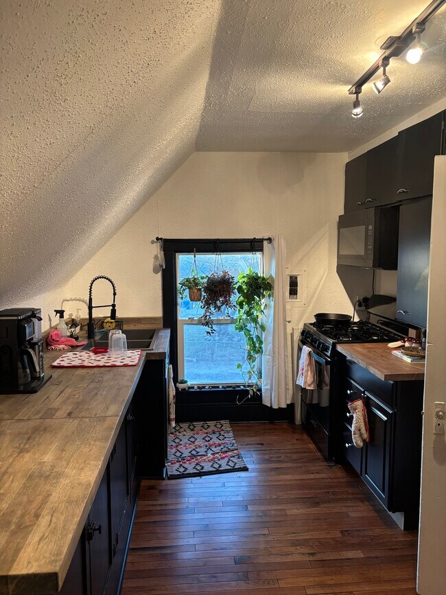 1841 1/2 Highland Ave unit 1841 Highland, Burlington, IA 52601 - photo 4