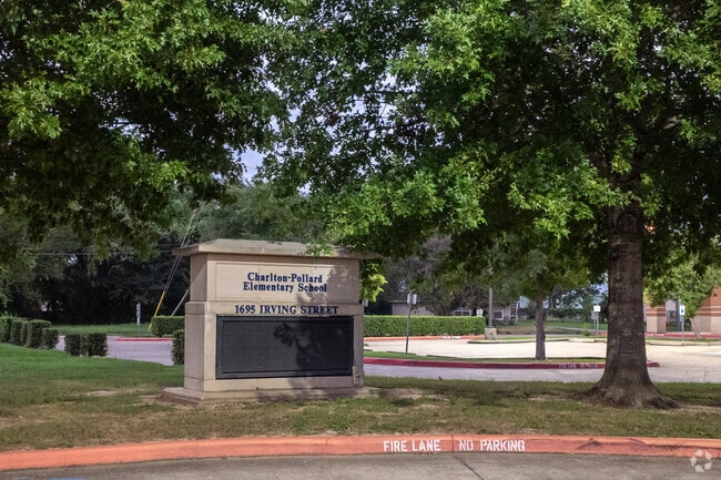 Charlton-Pollard Elementary School offers students a variety of amenities.
