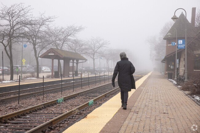 The Glencoe Metra Station allows residents to conveniently travel around the Chicago area.