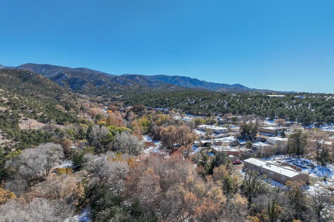 Rio en Medio is a beautiful remote neighborhood where residents enjoy the quiet.