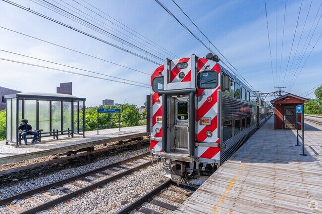 Locals have a quick ride to downtown Chicago from the 63rd Street Metra stop in West Woodlawn