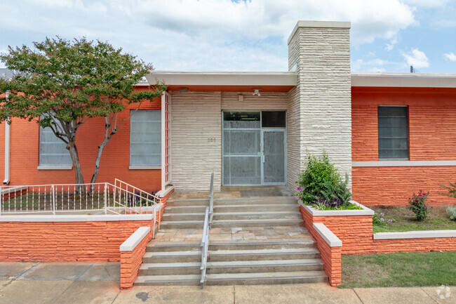 Creative Life Preparatory in Memphis maintains a student-teacher ratio of 6:1.