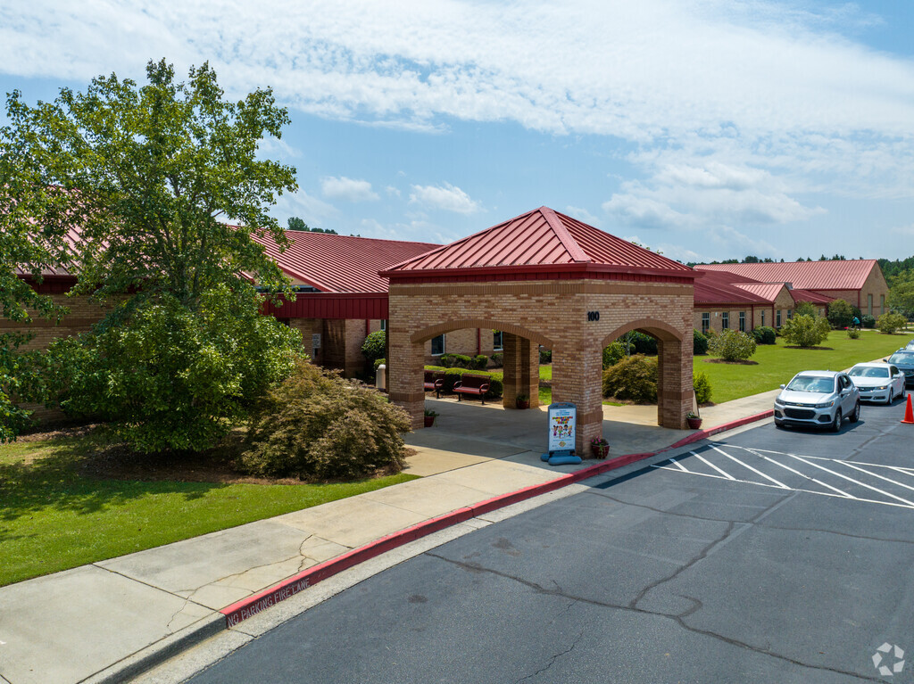 Spring Hill Elementary School is located at 100 Bradford Square, Fayetteville, GA.