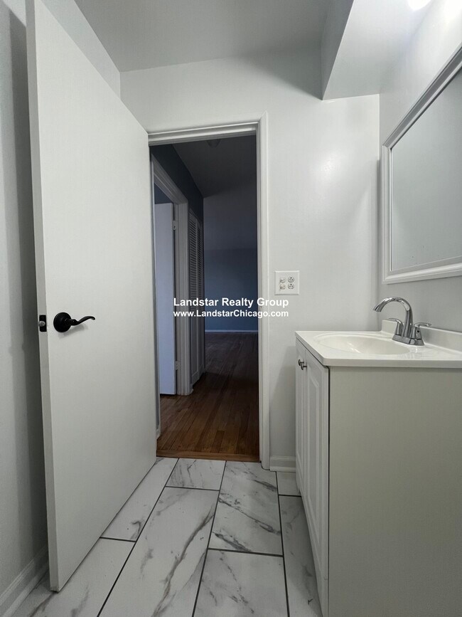 1523 W Morse Ave unit 1, Chicago, IL 60626 - photo 5