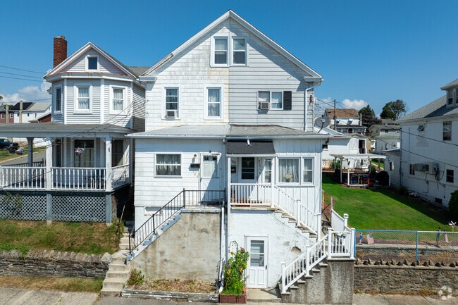 Many homes in Summit Hil were built from the early to mid-20th century.