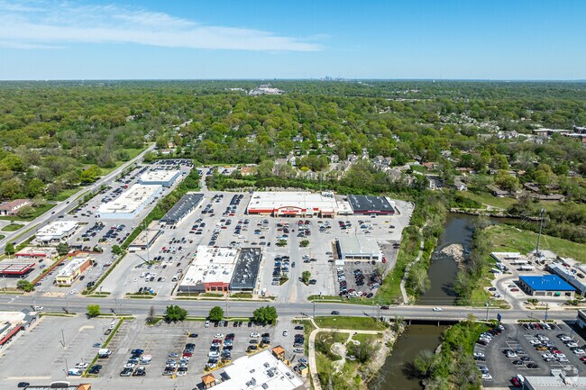 Bordering the state line, Lea Manor  is a southside neighborhood with a growing shopping area.