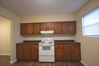 906 S Pike Ave Unit D, Bolivar, MO 65613