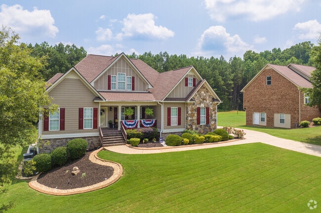 Villa Rica's homes, like this farmhouse, have decorated porches that add to the charm.