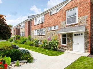 2 McDonald Cir, Menands, NY 12204