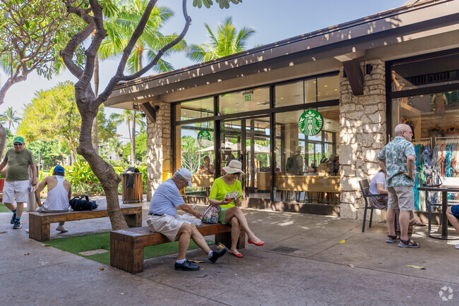 For higher-end restaurant options, head to the shops and restaurants at nearby Ko Olina.