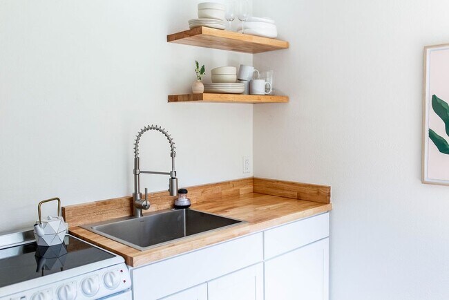 2945 West Way unit Modern Furnished Stu, Redding, CA 96002 - photo 7