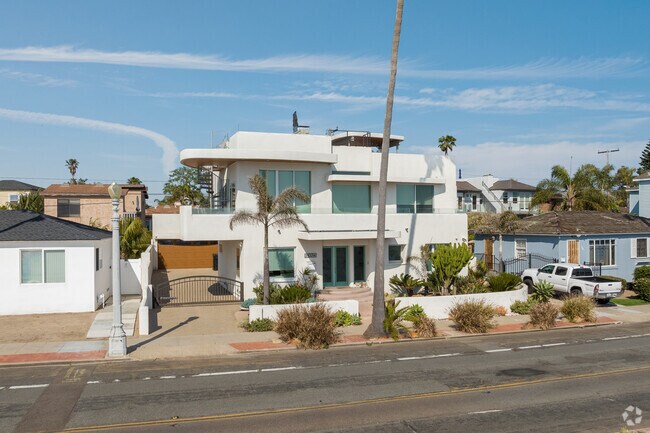 There are many custom homes at Crown Point in Pacific Beach.