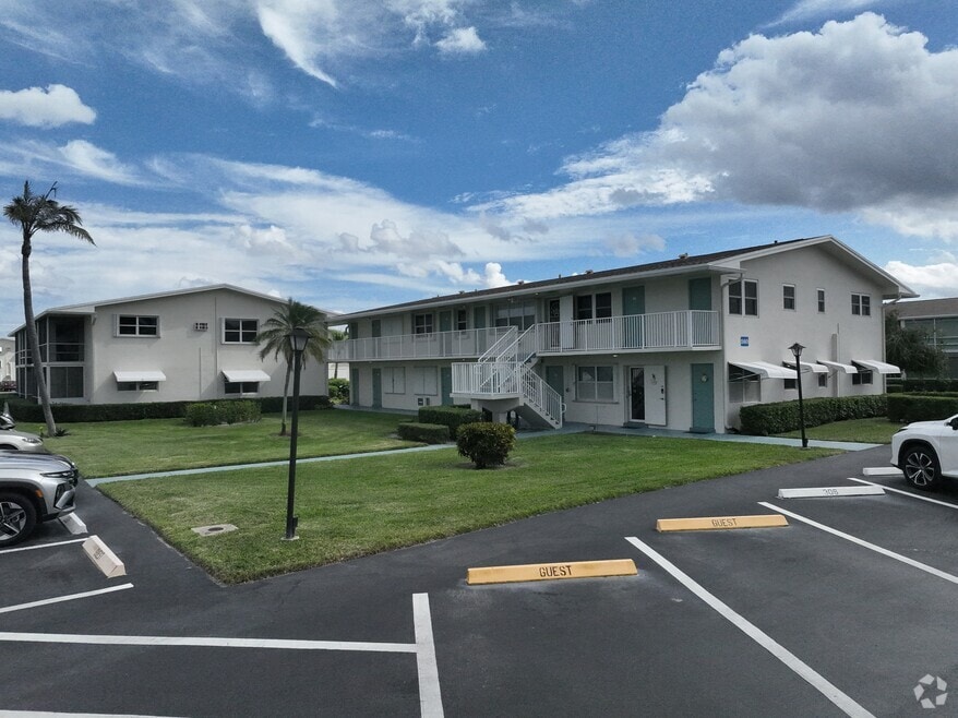 560 Horizons W unit 108, Boynton Beach, FL 33435 - photo 2