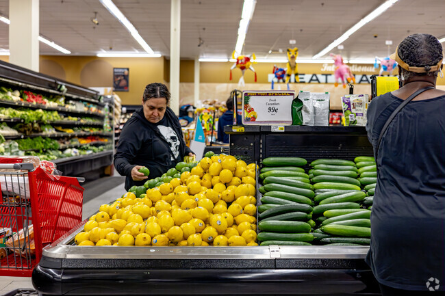 Local grocery chain Piggly Wiggly offers fresh produce at great prices near Green Crest.
