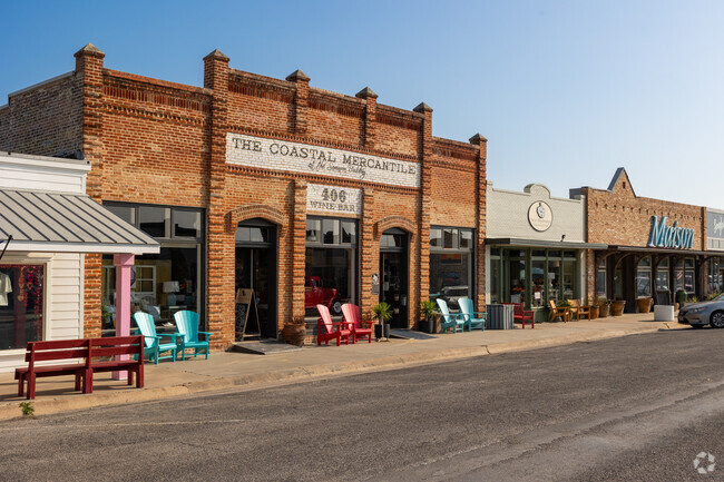 The Heritage District downtown is known for specialty shops, boutiques and art galleries.