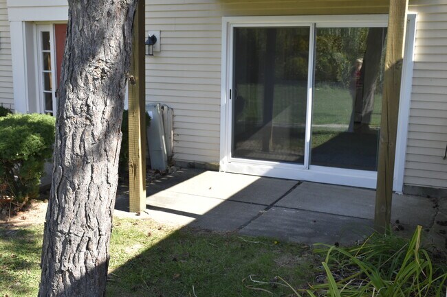 806 Bloomfield Village Blvd unit J, Auburn Hills, MI 48326 - photo 3