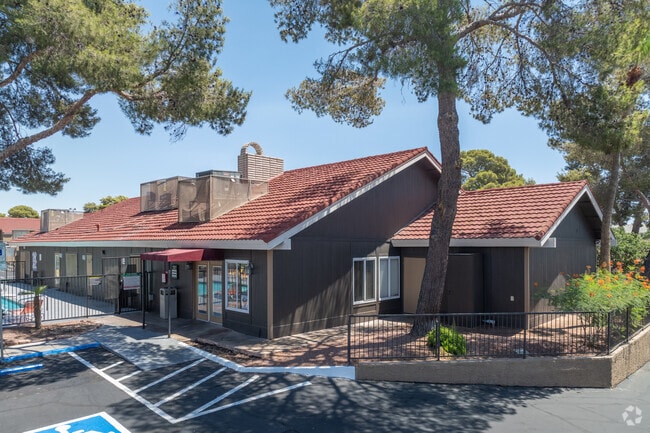 Clubhouse & Leasing Office