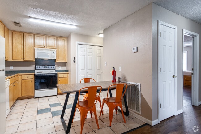 Village Square, Barnesville, GA 30204 - photo 7