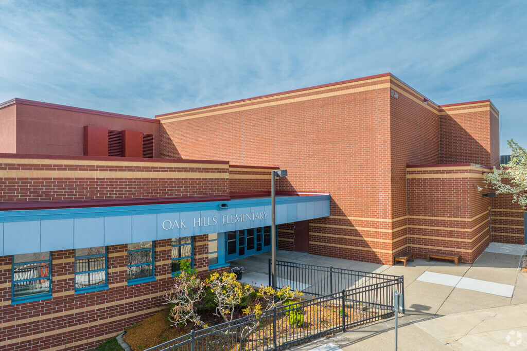 Oak Hills Elementary has math proficiency of 72% and reading proficiency of at least 77% .
