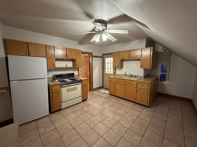 1032 Broadway Ave unit Upper Unit in Duplex, Sheboygan, WI 53081 - photo 2