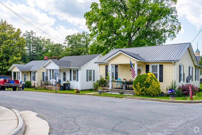 Tiny bungalows occupy several sections of downtown Appomattox, and though small they don't lack for charm.