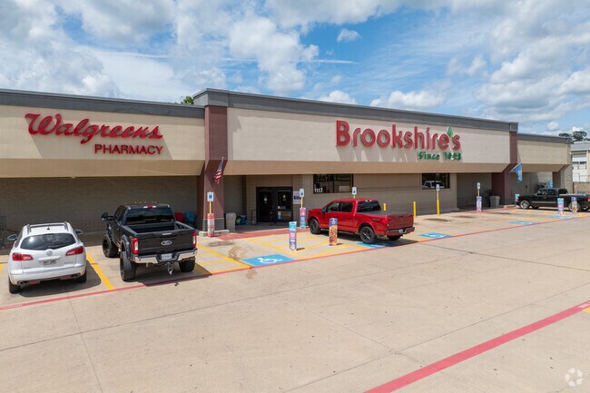 Hunter-Lula families rely on Brookshire's for weekly groceries and friendly service.