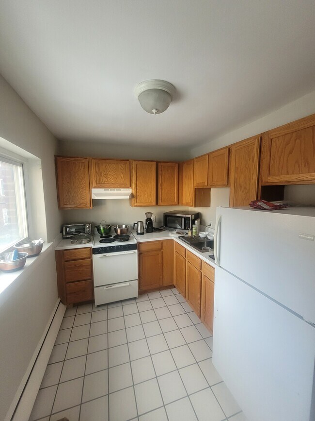 195 Winthrop Rd unit 32, Brookline, MA 02445 - photo 2