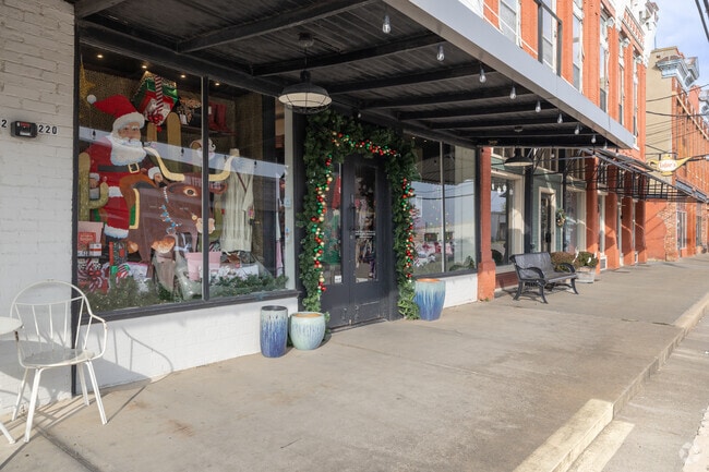 Van Alstyne’s shopping district features several unique boutiques.