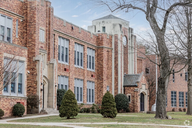 Merritt Memorial School in Cresskill, NJ has 290 students.