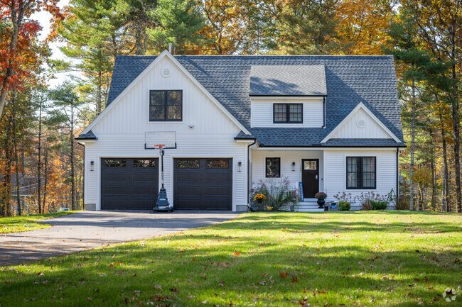 Wades Corner offers stunning modern cape cod home styles to explore.
