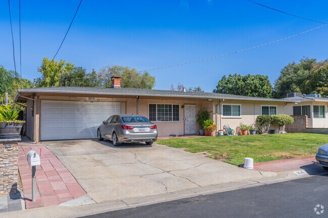 Ranch homes in Ellis Lake: Spacious, serene living with a touch of modern charm.