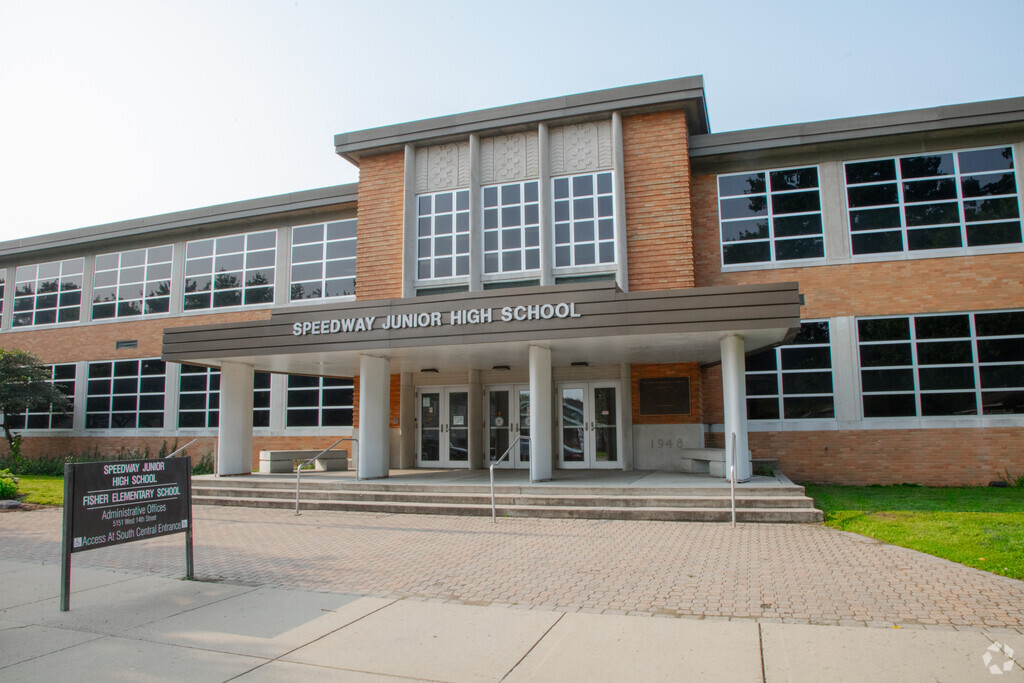 Speedway Junior High School front entrance in Speedway.