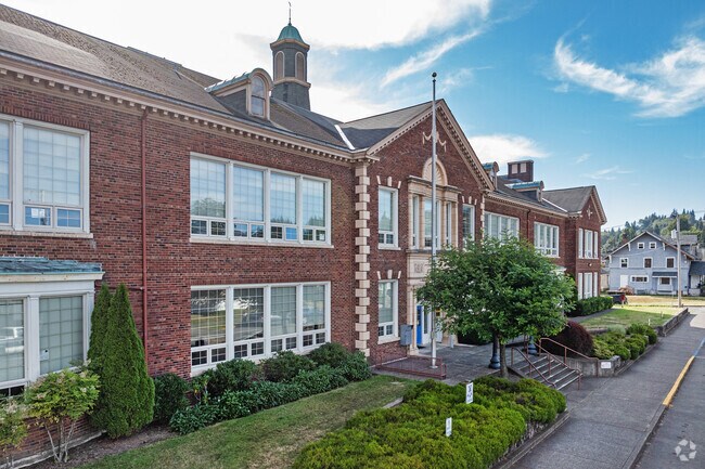 McDermoth Elementary School in Aberdeen, WA serves grades K through 5th.