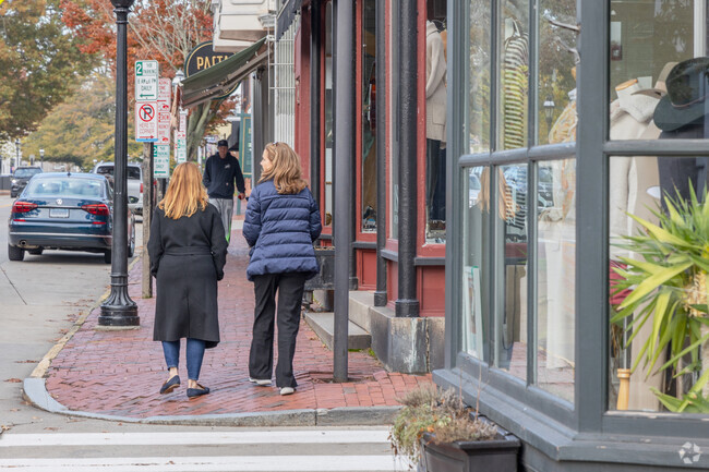 Old Beach has some shopping along Bellevue Avenue with tourists and locals alike looking.