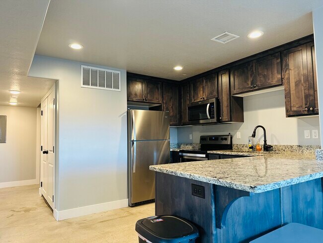 583 N 400 E unit B, Pleasant Grove, UT 84062 - photo 4