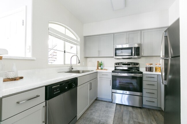 CityScape at Lakeshore, Tempe, AZ 85282 - photo 5