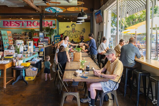 Foothill residents enjoy getting their groceries and a lunch at Lincoln Neighborhood Market.
