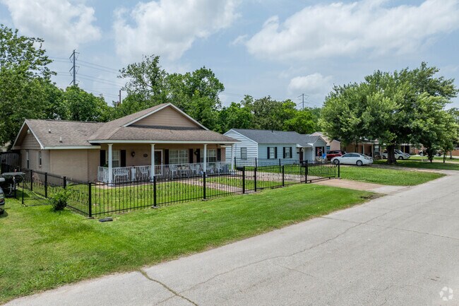Homes in the Jacinto City neighborhood offer quaint front and backyards, often fenced for pets.