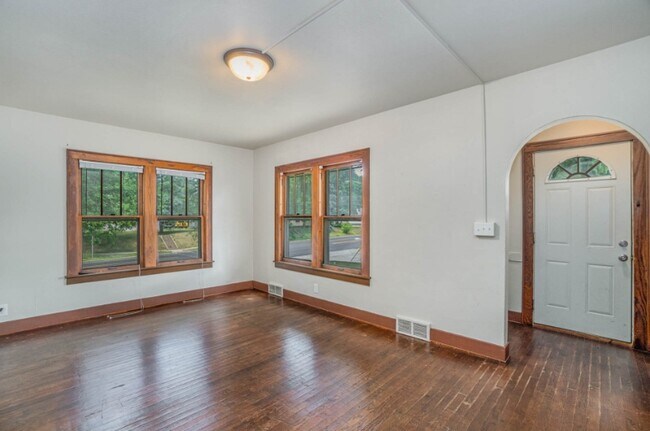 806 Douglas St, Mount Pleasant, MI 48858 - photo 6