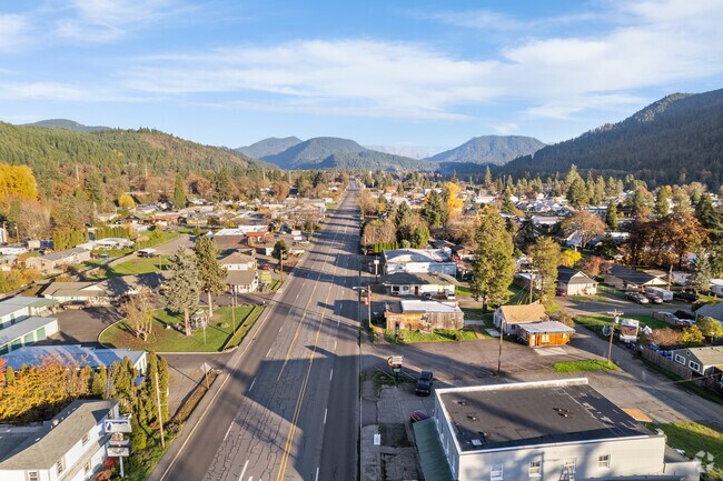 The Willamette highway takes travelers to and from Oakridge, Oregon.