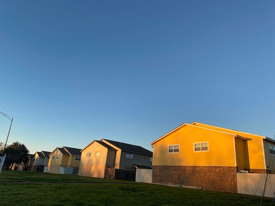 2819 Longmire Dr unit B, College Station, TX 77845 - photo 1